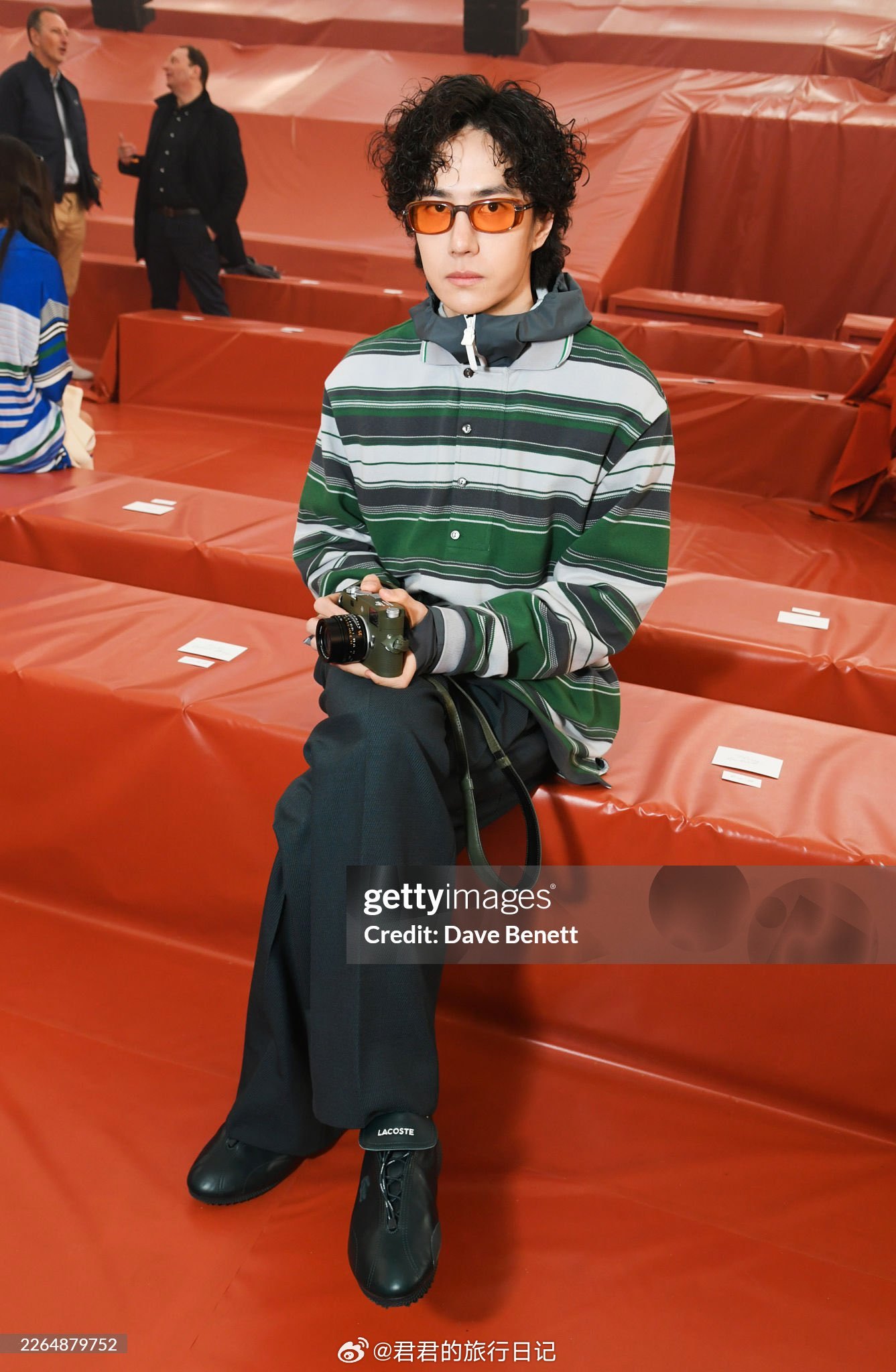 王一博现身巴黎时装周的鳄鱼Lacoste品牌秀场 