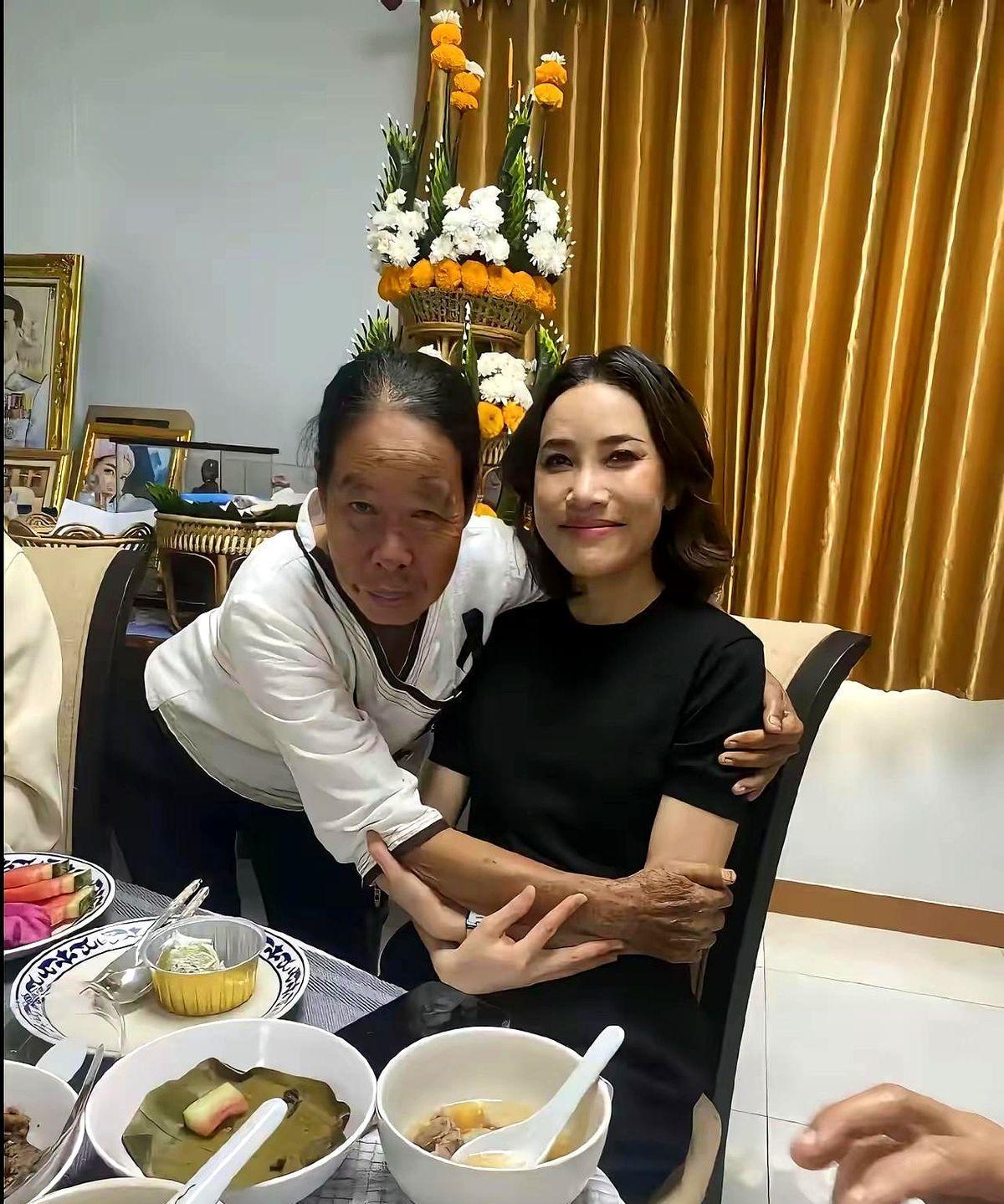 快讯！快讯！
 
据多家泰媒报道，泰国王室突然宣布了最新一次两位女士同框的公开行