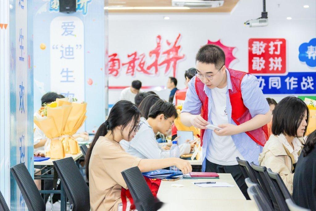 一次性招聘3万应届生是什么概念？随着新能源汽车市场的持续发展和繁荣，比亚迪成为了