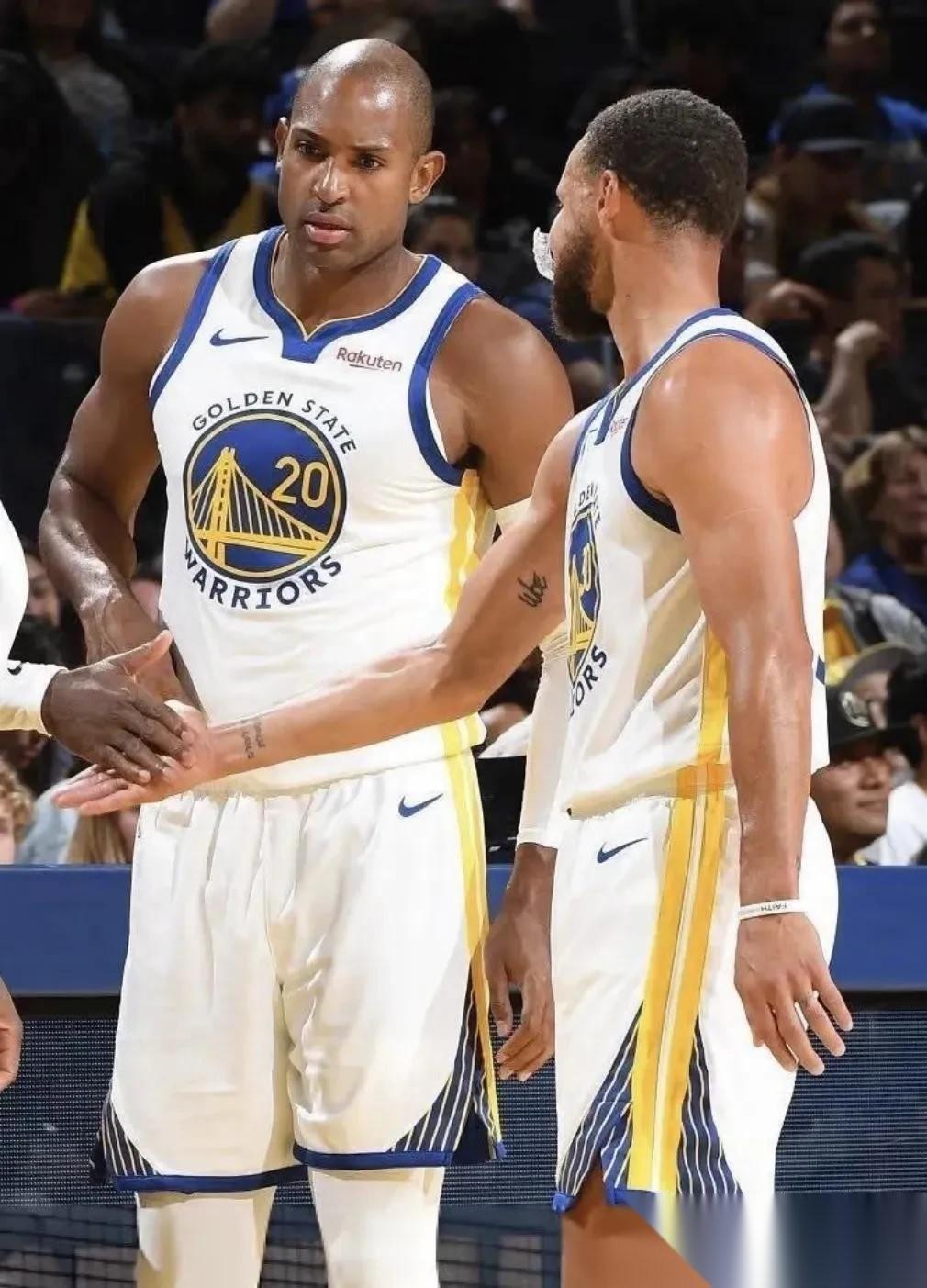 勇士爆冷不敌太阳，有球迷觉得，一场丑陋的比赛揭露了三个输球的罪人。
库里
格林