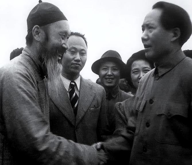 毛主席向孙中山画像鞠躬，却遭戴季陶嘲讽，主席一句话引全场鼓掌！

1945年8月