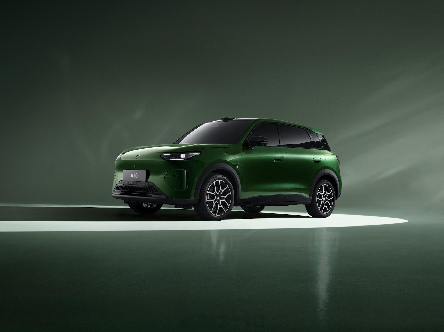 零跑A10今天于广州车展开启盲订。定位准A级全球化SUV，首推两款复古配色「海苔