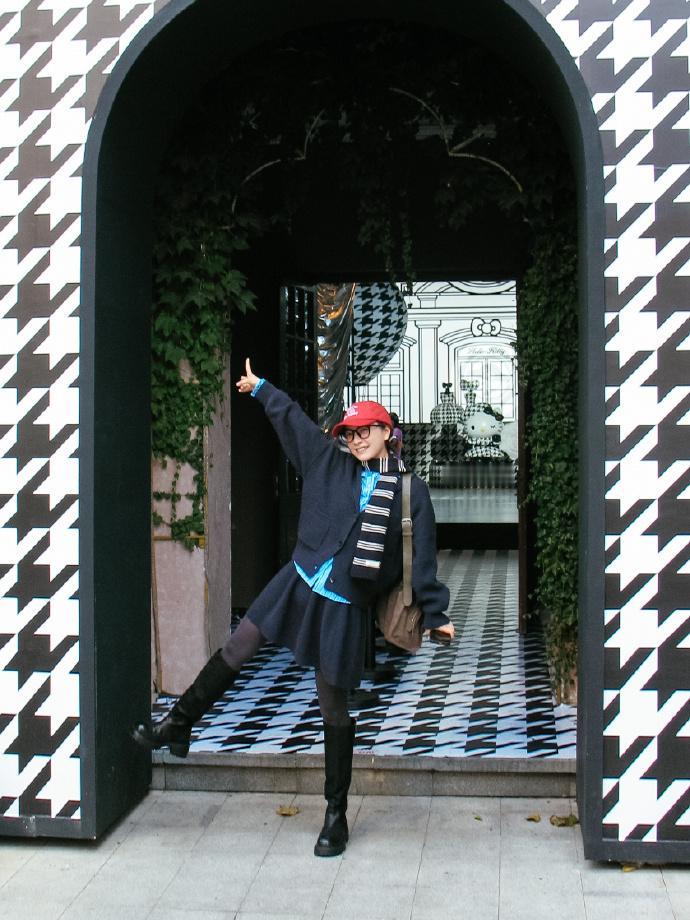 最近吴昕在外出的时候搭配的很有潮流时尚感，看起来也格外的显年轻，气质也很不错。