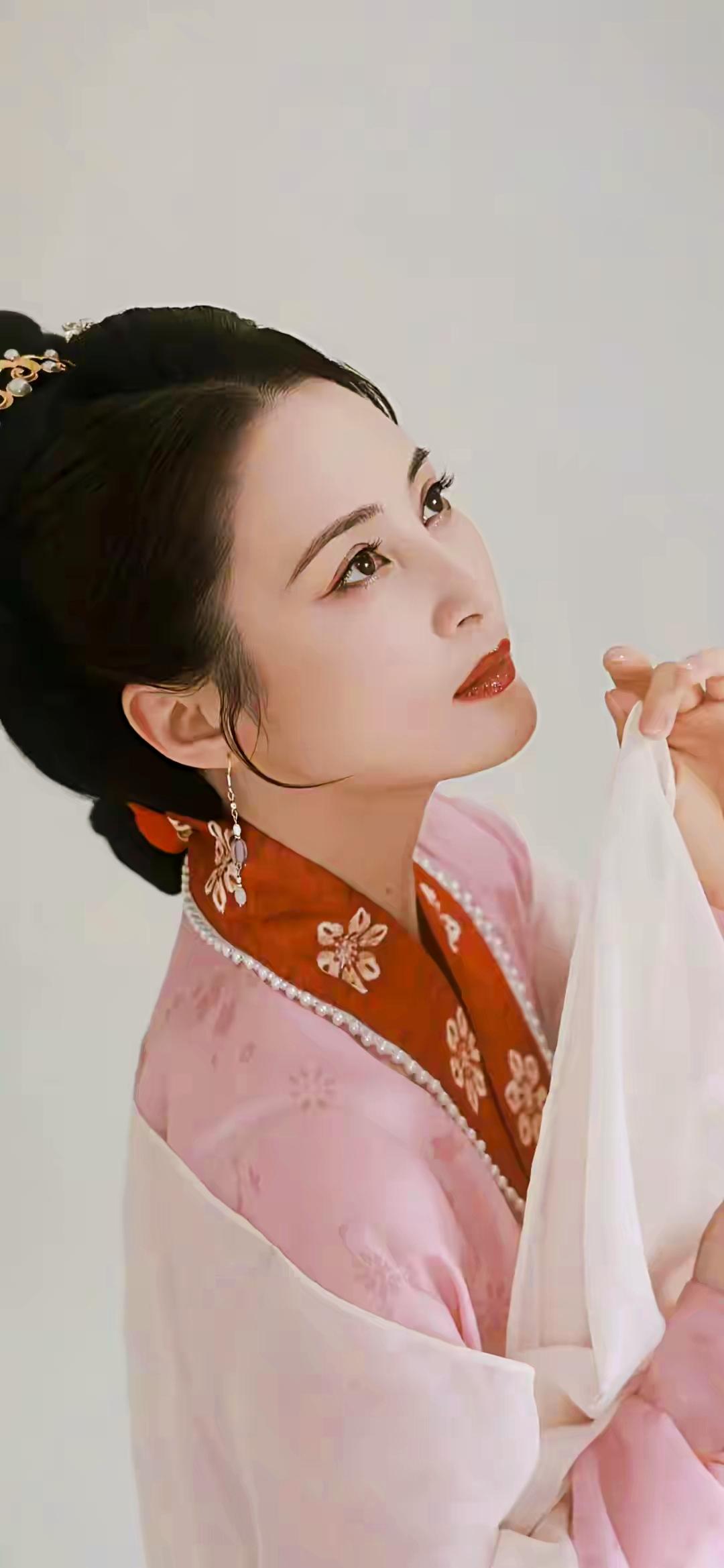 古风美人，红唇轻启，粉裙飘逸，宛如画中仙。