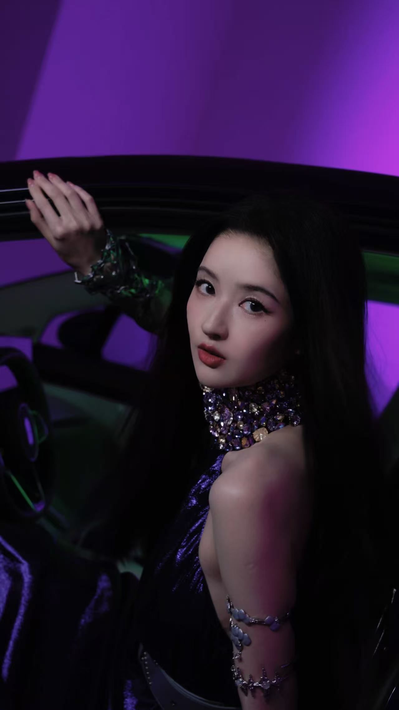 智界R7暗夜紫实车 王玉雯好紫妹妹说的太对了，紫色真的好有韵味🥰看到王玉雯这套