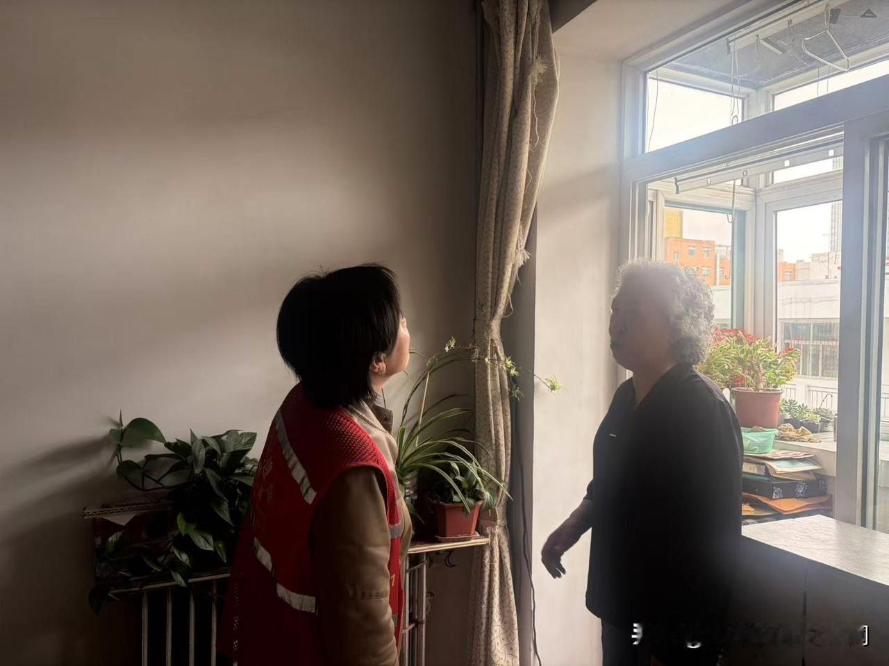 快速响应解民忧！迎泽区铁匠巷社区高效解决居民屋顶漏水难题
 
4月17日，太原市