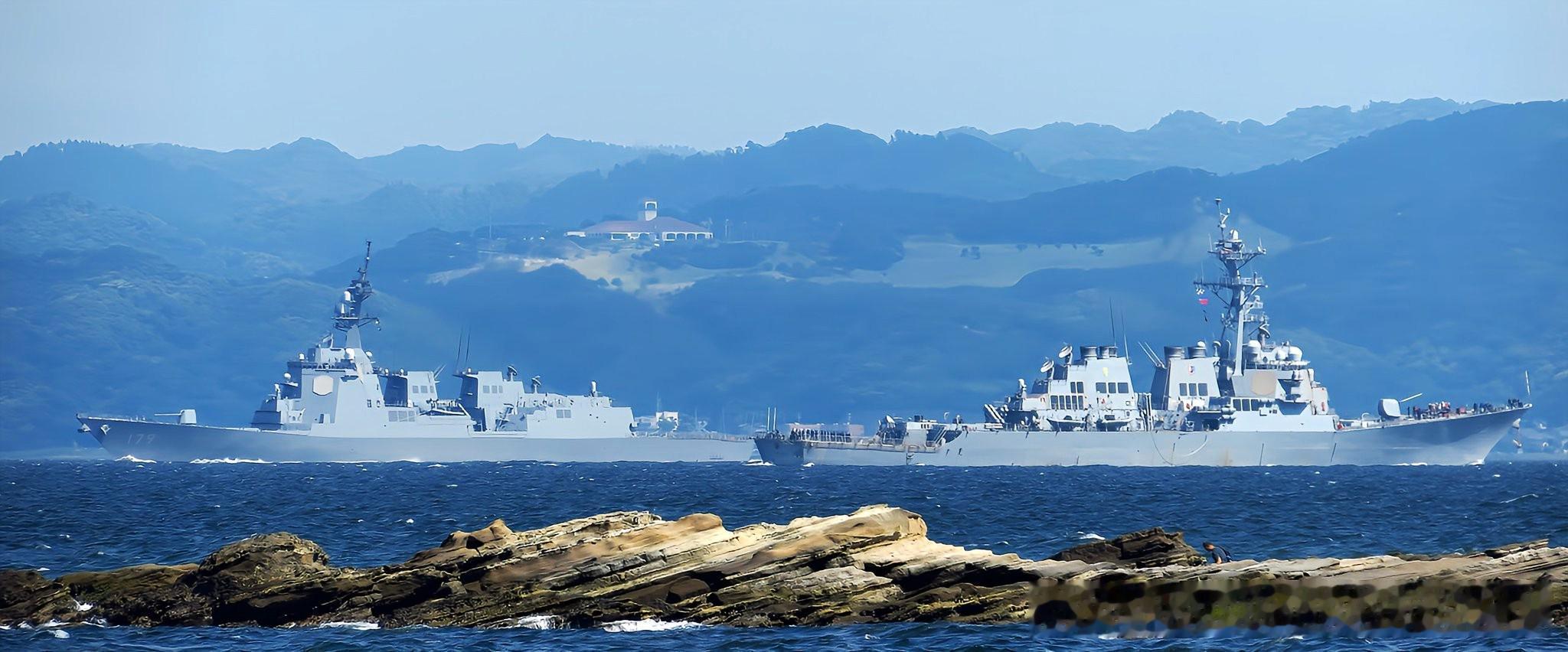 Flight I伯克级驱逐舰本福尔德号（DDG-65）与摩耶级护卫舰摩耶号（DD