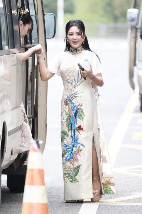 何洁这身材变化真是让人猜不透，在浪姐前说减肥成功几十斤，怎么参加浪姐的路透却这么