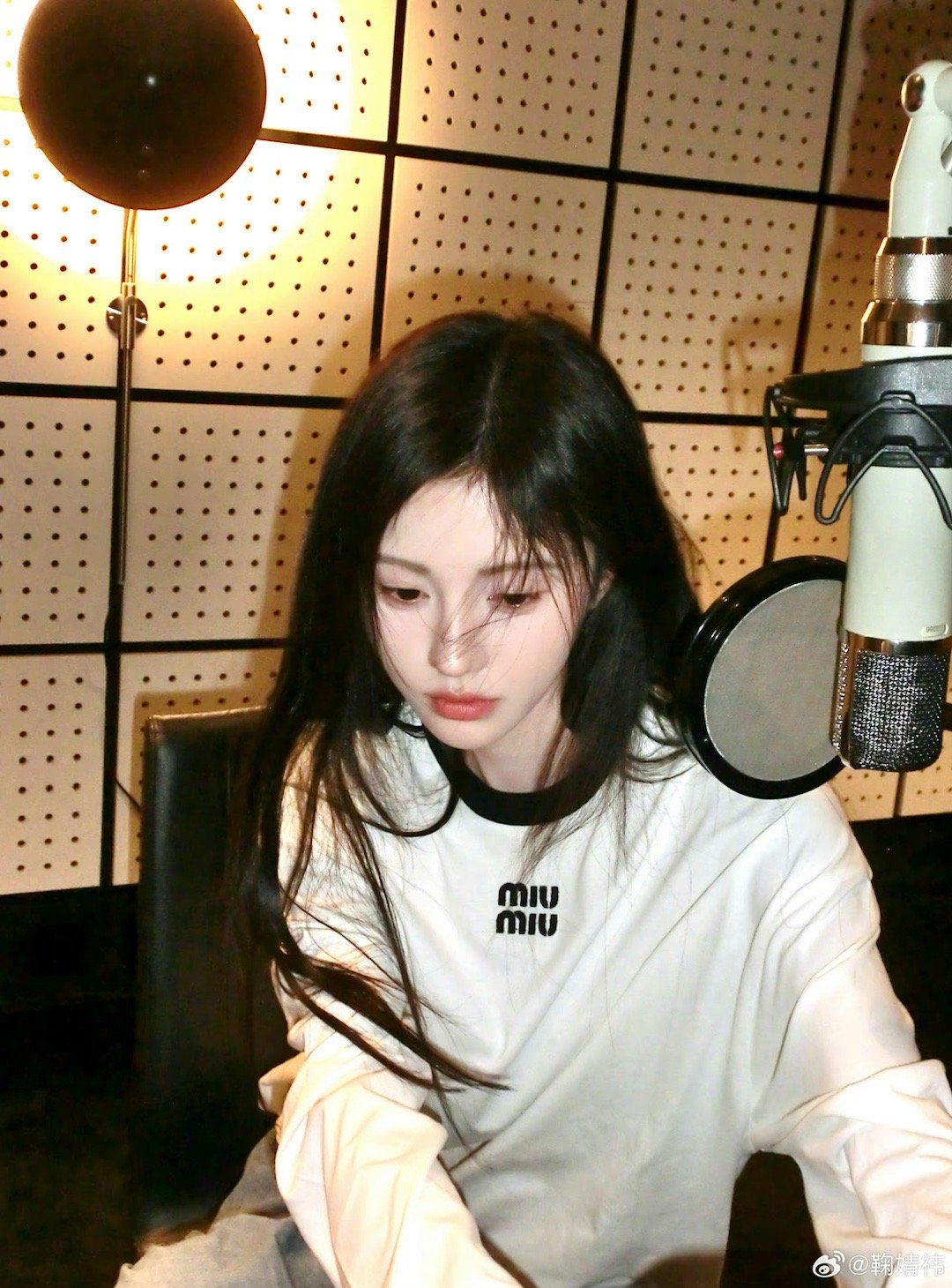 鞠婧祎晒录音室营业照，美女是要有新歌了吗？ ​​​