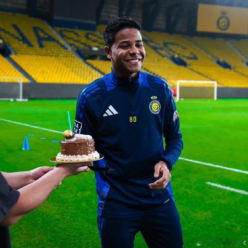 C罗和利雅得 据哈立德·拉希德热苏斯考虑冬窗签下一名前锋，以及一些其他选择。更换