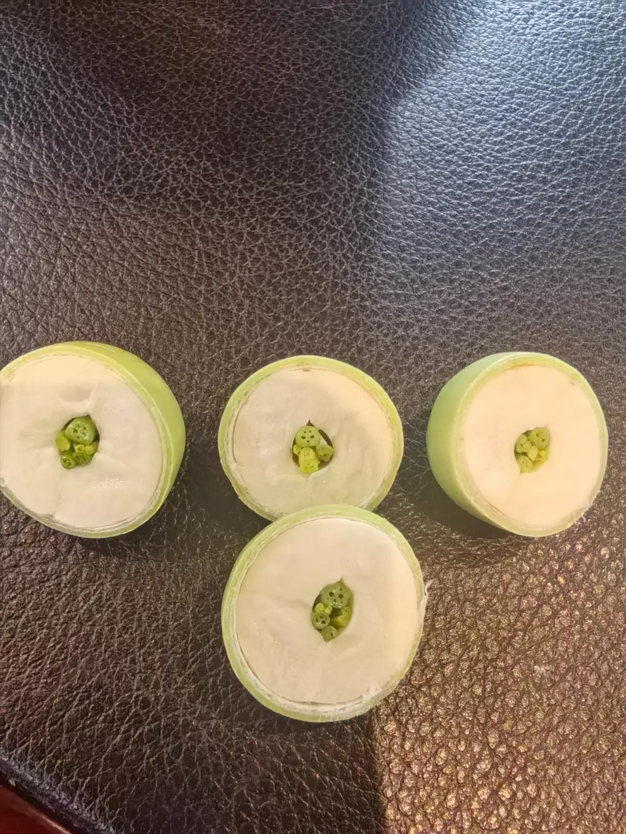 昨天和副校长去吃饭，没错，就是爱讲黄色笑话的那个人。四十几岁了，还和 00 后的