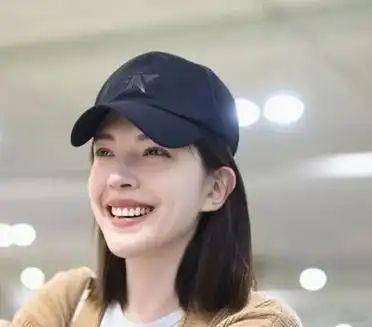 许玮甯当‏妈后状态反⁠‏而更好了，穿驼色‏开衫⁠‏﻿配‎﻿白色‏短T‎和‏阔腿裤