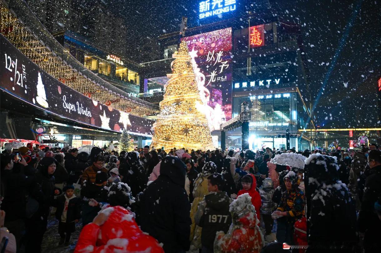 圣诞将至，市民沉浸在一场别开生面的冬季狂欢中。浪漫而唯美的“雪花”飘落而至，让人