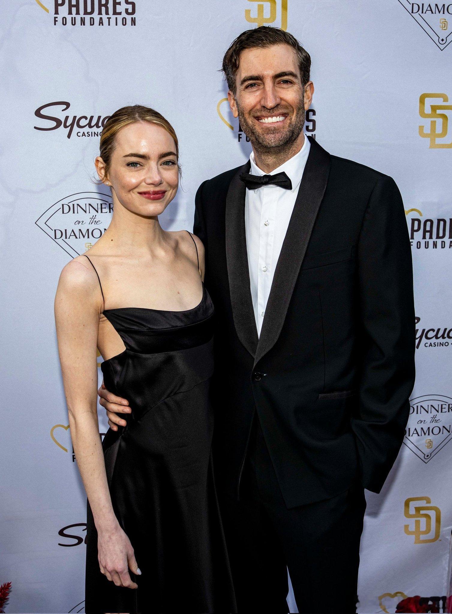 Emma stone艾玛斯通和老公Dave McCary在圣地亚哥出席心爱的球队