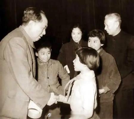 毛主席说，这样称呼不妥。王光美在给毛主席写信中称呼李讷为“李讷同志”，毛主席看后