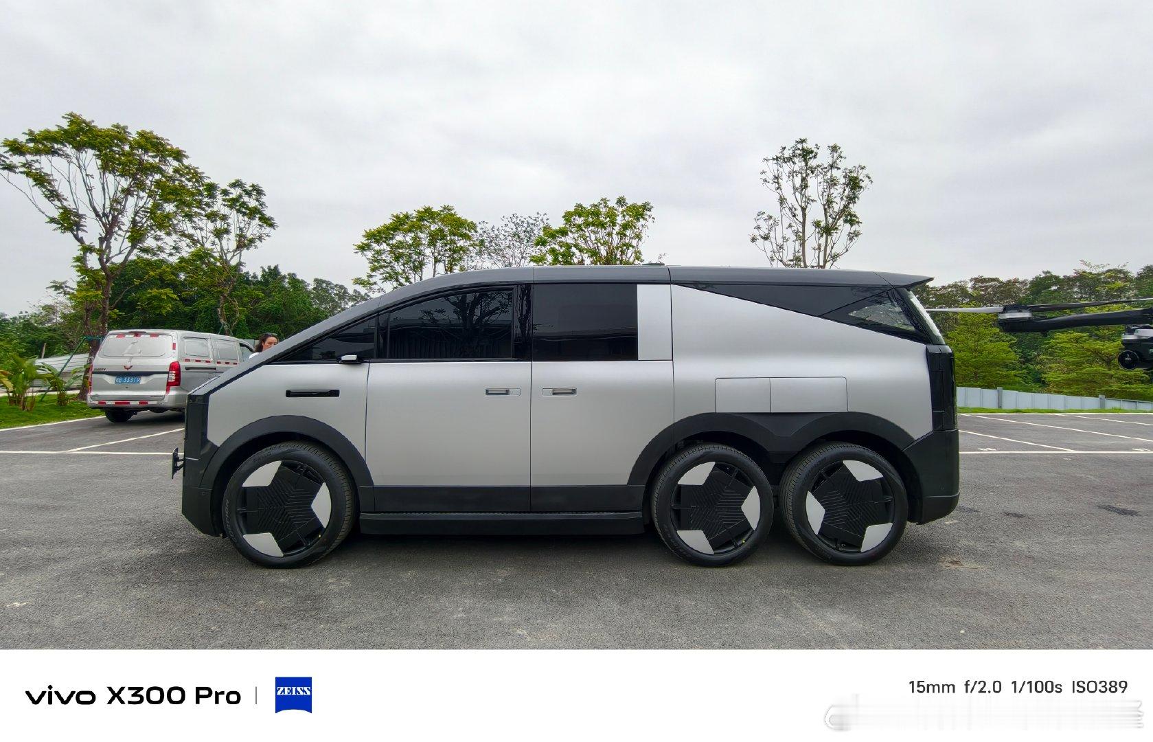 小鹏汇天“陆地航母”是全球首款量产分体式飞行汽车 ，真的是赛博科技风满满，它由陆