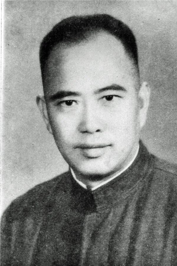 吴强把自己创作的小说《红日》交给老首长江渭清阅读，江渭清一边喜笑颜开一边调侃：我