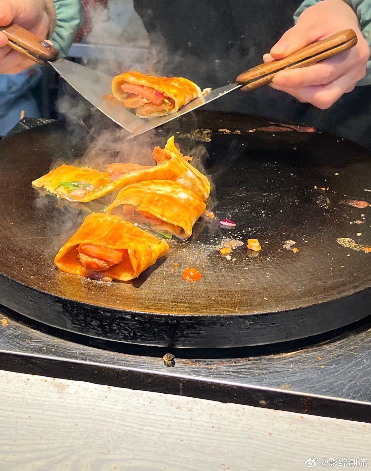 买烤冷面偶遇陈飞宇 街头偶遇正在拍物料的陈飞宇，氛围感直接拉满，谁不想要这样的街