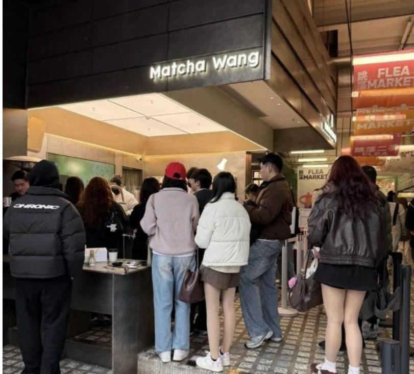 上海淮海中路街头，排起了长长的队伍，人群里随处可见外国友人，不少人专程赶来，甚至