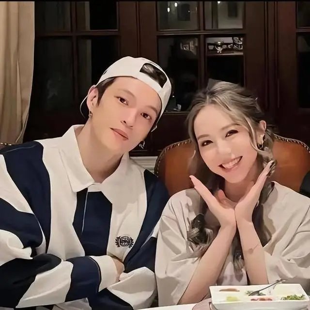 邓紫棋八年相恋男友非顶流造型师纽约低调完婚港媒再次抛出消息后，微博和头条平台都迅