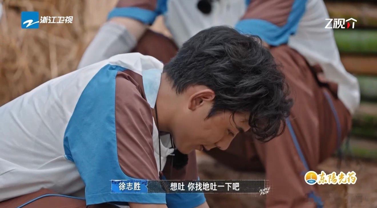 丁真中暑嗨放派丁真在烈日下拼尽全力工作，差点因为中暑掉进水里，但他的精神和态度真