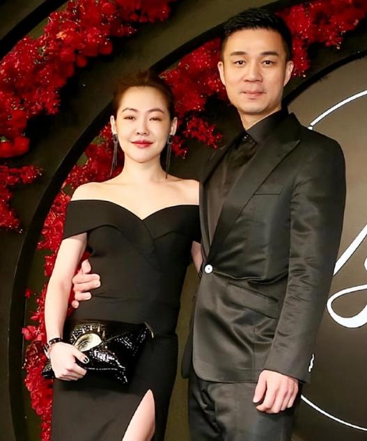 这两姐妹的婚姻观完全不同，大S想要当女王，小S在爱情当中像是地上的一滩没有尊严的