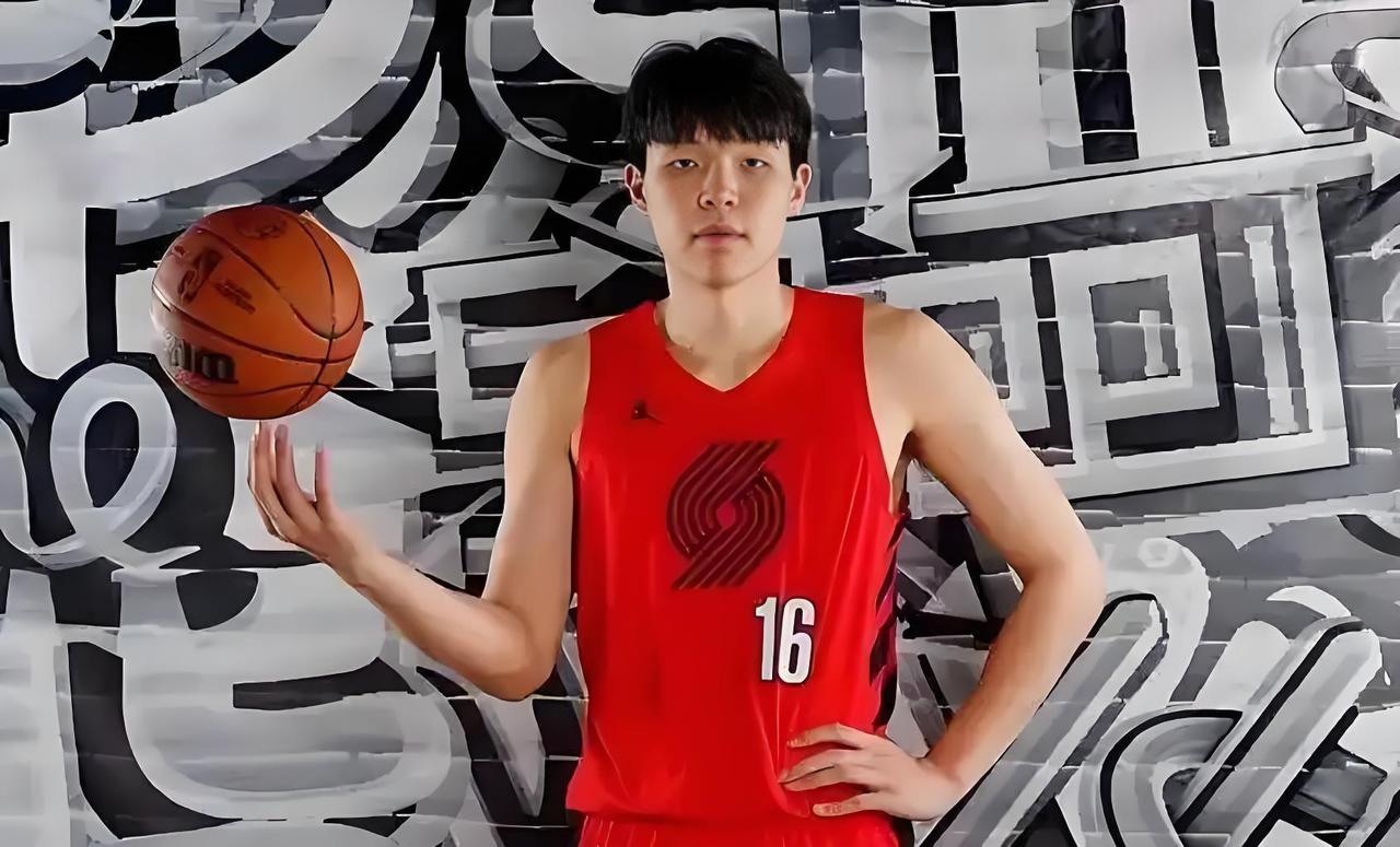 杨瀚森常规赛初次登场，

10月23日NBA常规赛首轮，中国球员杨瀚森代表开拓者