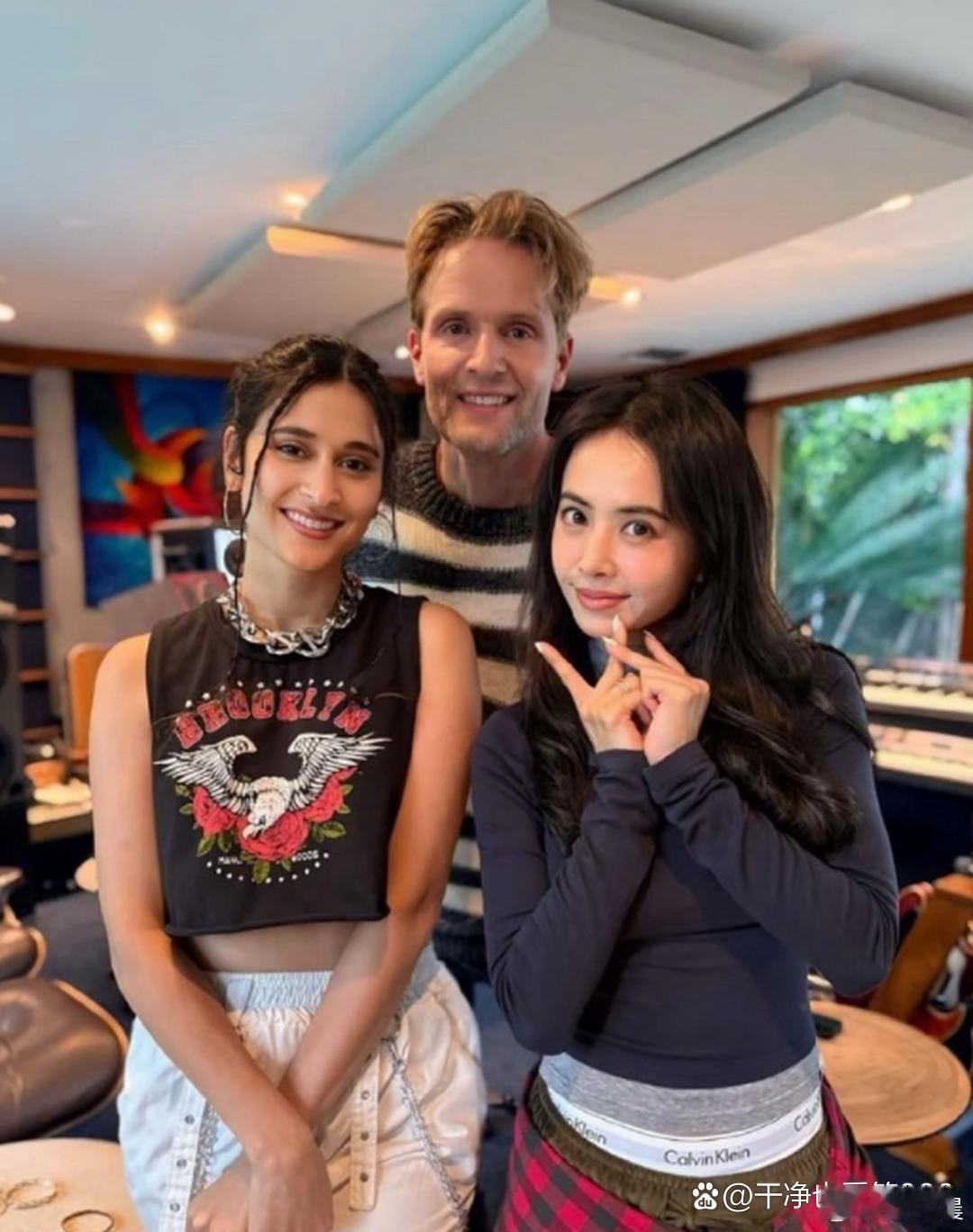 46岁蔡依林与外国友人聚餐，穿搭大胆前卫，内裤边外露的设计，难道是新的时尚潮流？