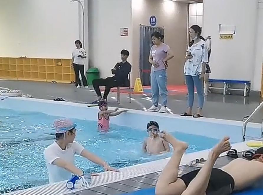 游泳池里不雅行为令人作呕
[烟花]去游泳池陪孩子练游泳，亲眼目睹了一件肮脏的事: