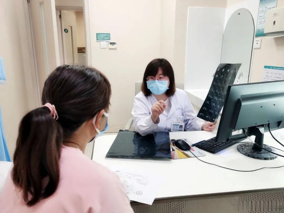 女患者就医被医生看上出价邀约盐城一杨姓社区医生，给外地女游客看病不顺症，顺手把病