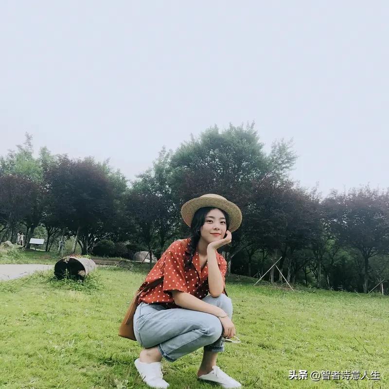 谭松韵在《你好，星期六》的摩登复古造型太绝了！她穿着红花衬衫搭高腰皮裤，时髦混搭
