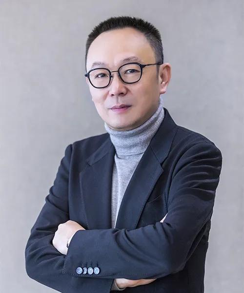 杭州亚运会开幕式14位团队成员介绍：
1、总导演：     陆川，52岁，毕业于
