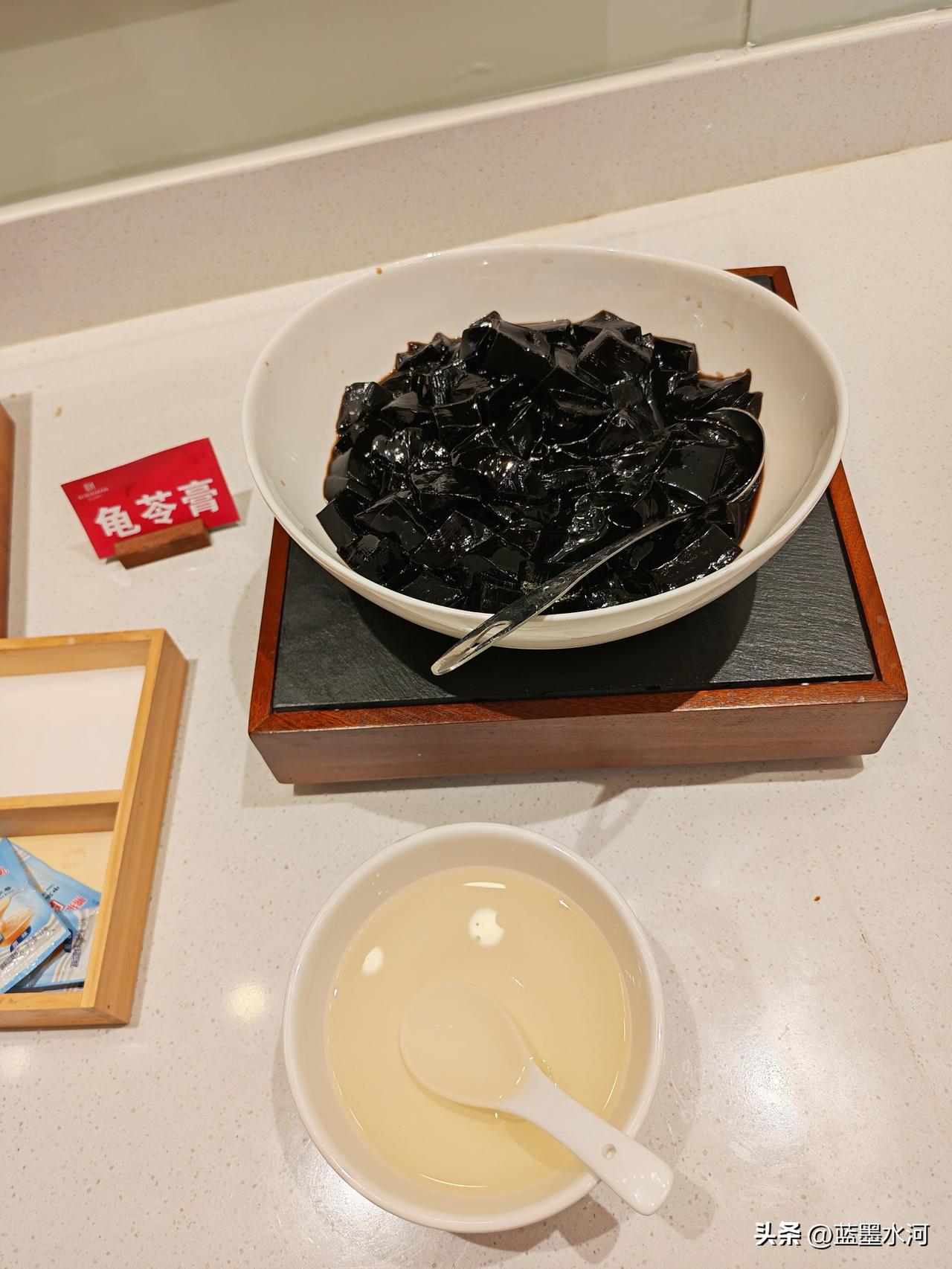 今天在梧州柏曼酒店吃早餐，看到有本地特产龟苓膏，我盛了一碗，放了一点糖水和牛奶味