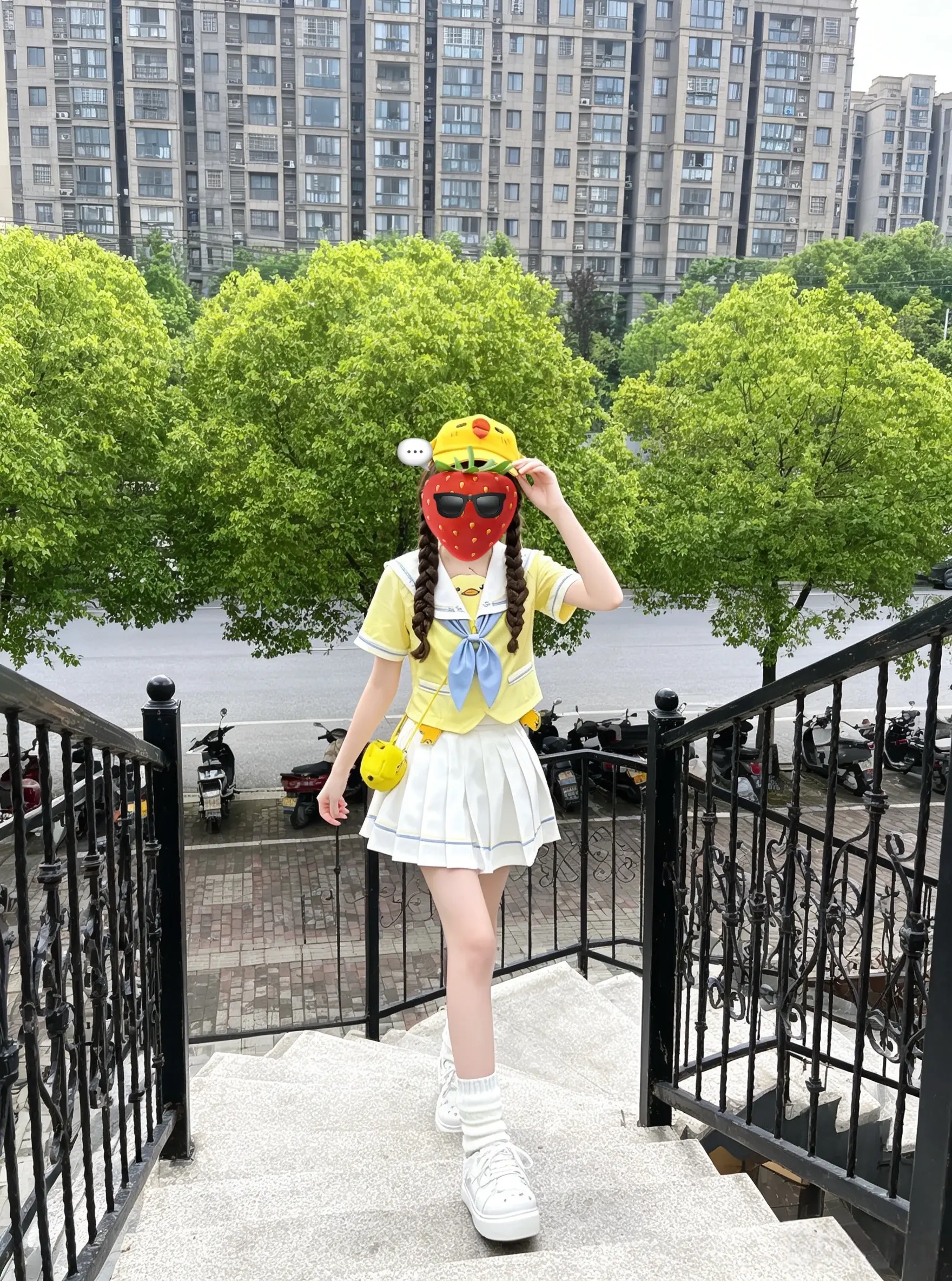 不管这个世界上多少坏人讨厌我，攻击我，不爱我，我依旧不语，就萌萌的站在这