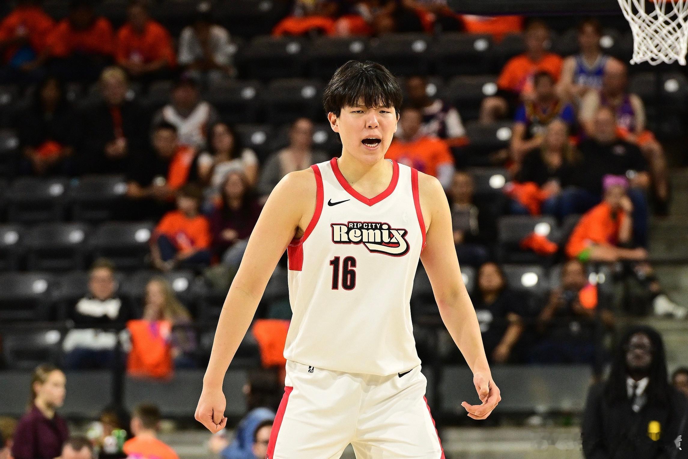 1月17日讯 今日，被开拓者下放到发展联盟的杨瀚森代表混音队出战对阵俄城蓝色队的