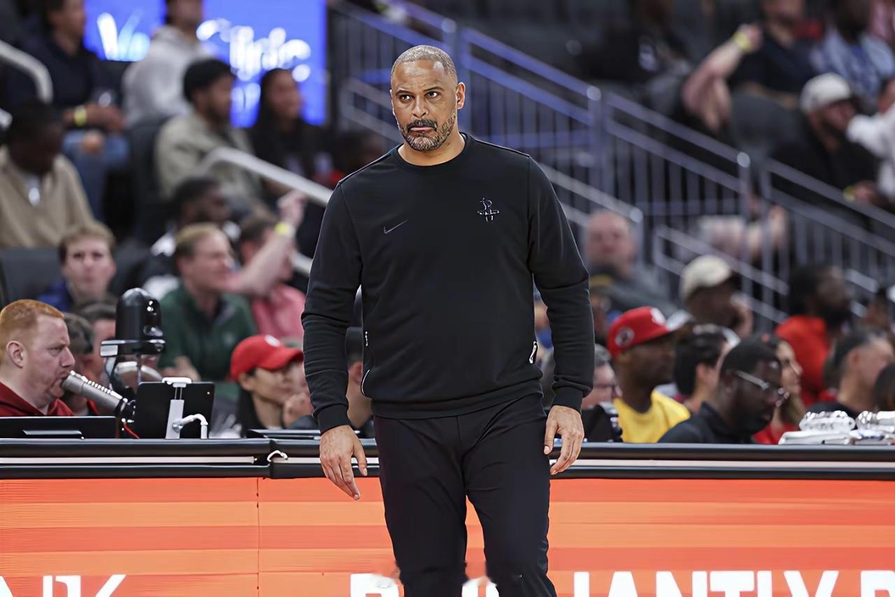 火箭现在最大的短板就是主教练乌度卡。首场大胜独行侠本就在意料之中，两队实力差距摆