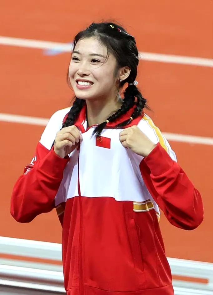 就凭图1，
谁敢再对这个女孩有非议?
请别让吴艳妮成为第二个刘翔！
比赛前的小动