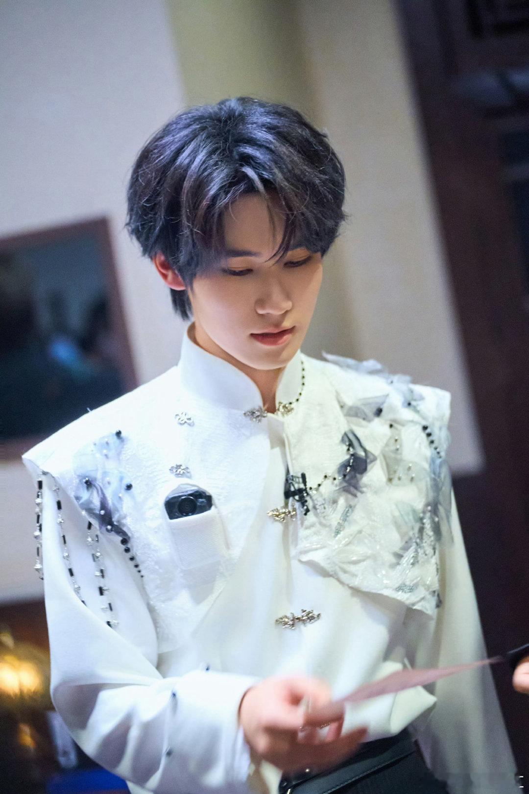张真源还得是理科生张真源 张真源智慧小脑瓜一转密室高能智慧名场面新增一员，张真源