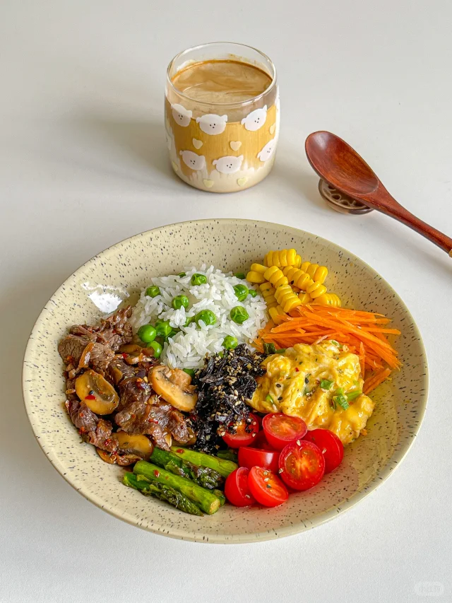 干净饮食🫛牛肉炒口蘑豌豆米饭拼盘🍳拿铁🥛