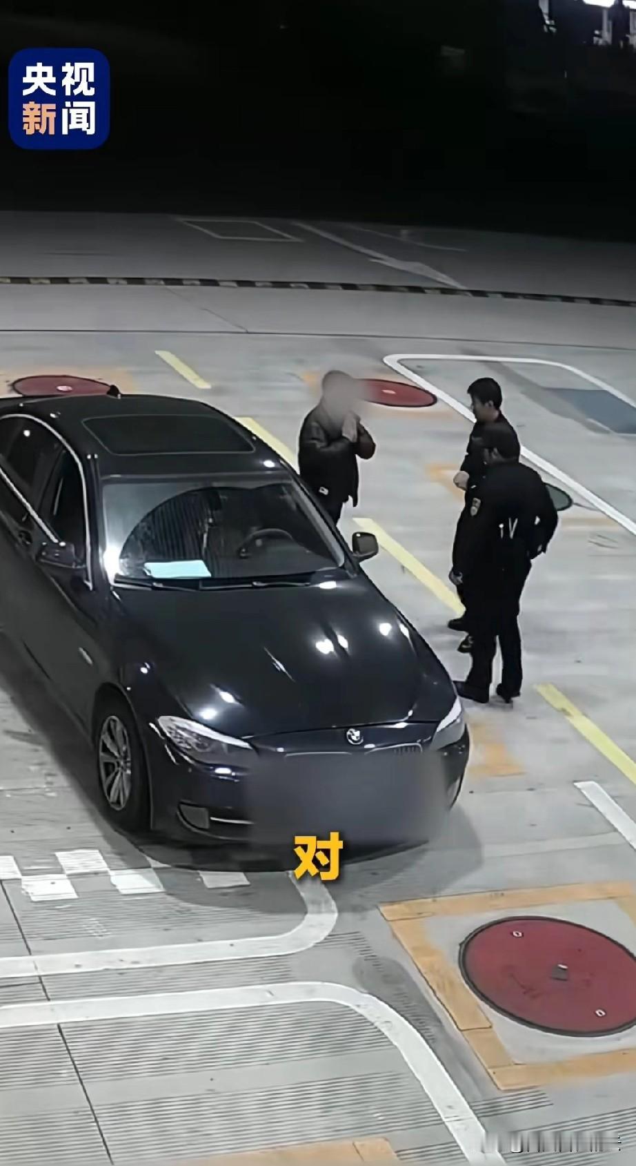 真是好气又好笑！几个帽子叔叔在加油站加油，一男子主动走过来凑近乎，“这么凑巧啊，