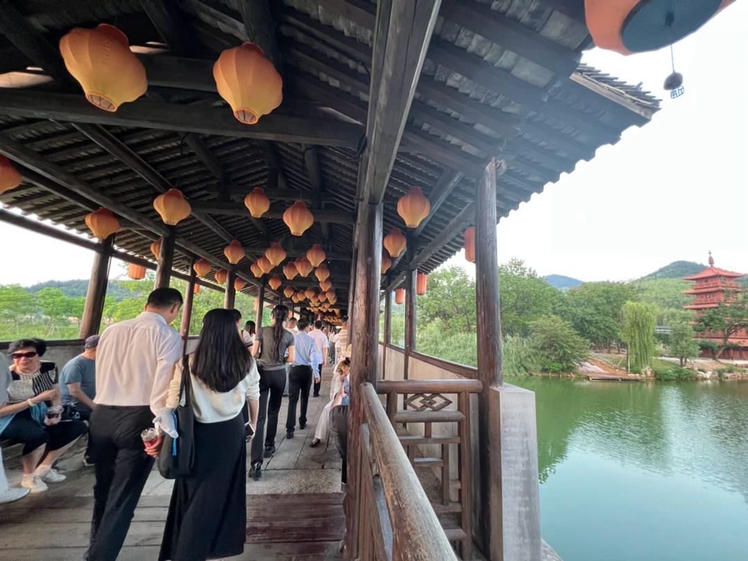 窑湖小镇的黄昏，山谷间晚风穿林，凉意飕飕。 宜兴·窑湖小镇