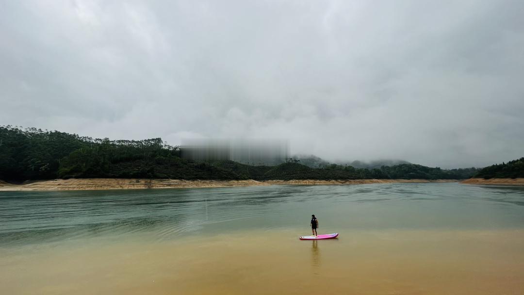 雨雾弥漫的仙境露营