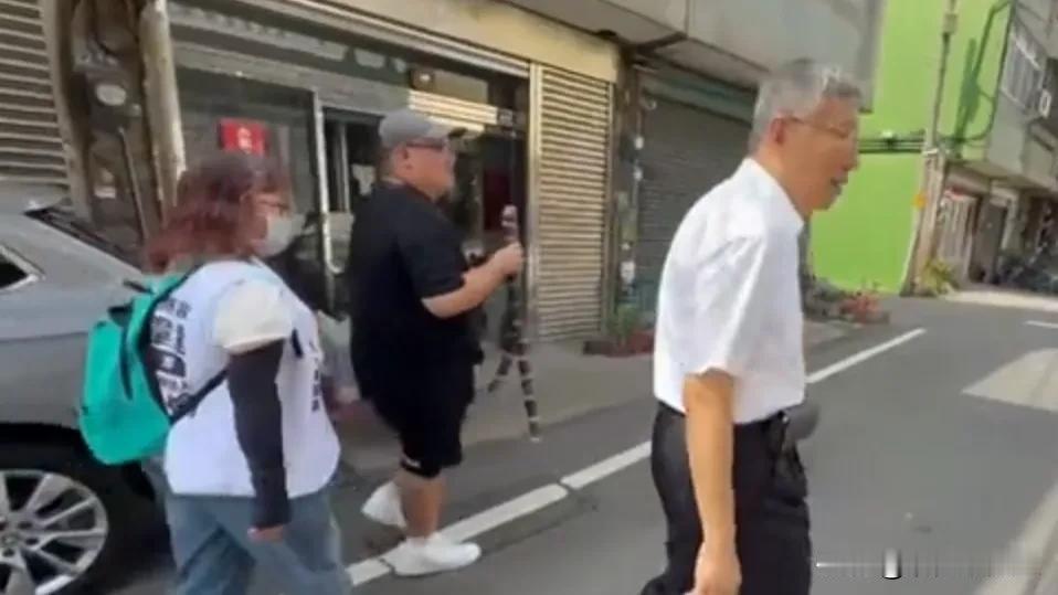 柯文哲今天赶赴彰化陪同民众党彰化议员参选人扫街时，有民众向柯文哲赠送了2根甘蔗，