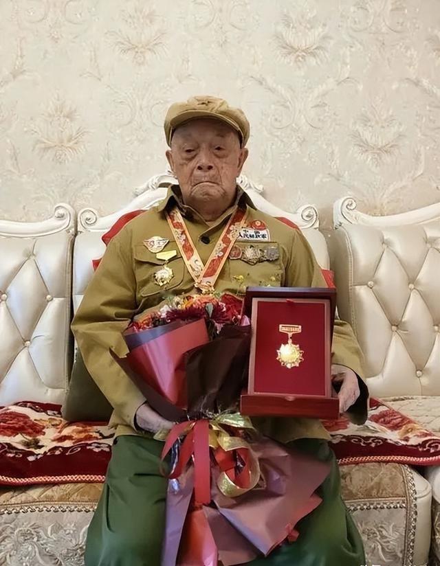 [太阳]抗美援朝时，他一人歼敌400余人，立下汗马功劳，复员后却苦干30多年，直