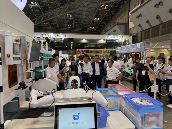 智元机器人选择进入日本市场，我认为这是做机器人产业最对的一个选择，无论是市场需求