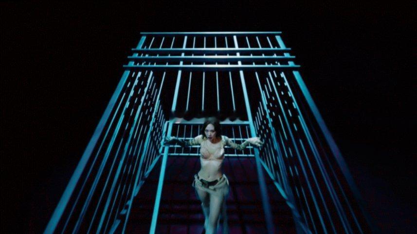 王霏霏爬着从笼子里出来这一幕   谁懂啊！王霏霏《RUNAWAY》MV里爬笼而出