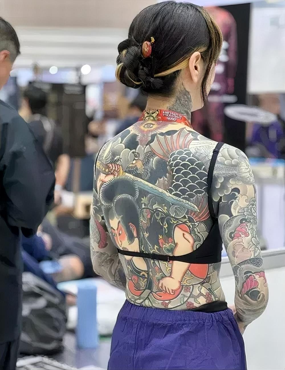 没想到！
最近国内纹身展上那位女选手，真是把纹身这事儿推上风口浪尖！
 
纹身说