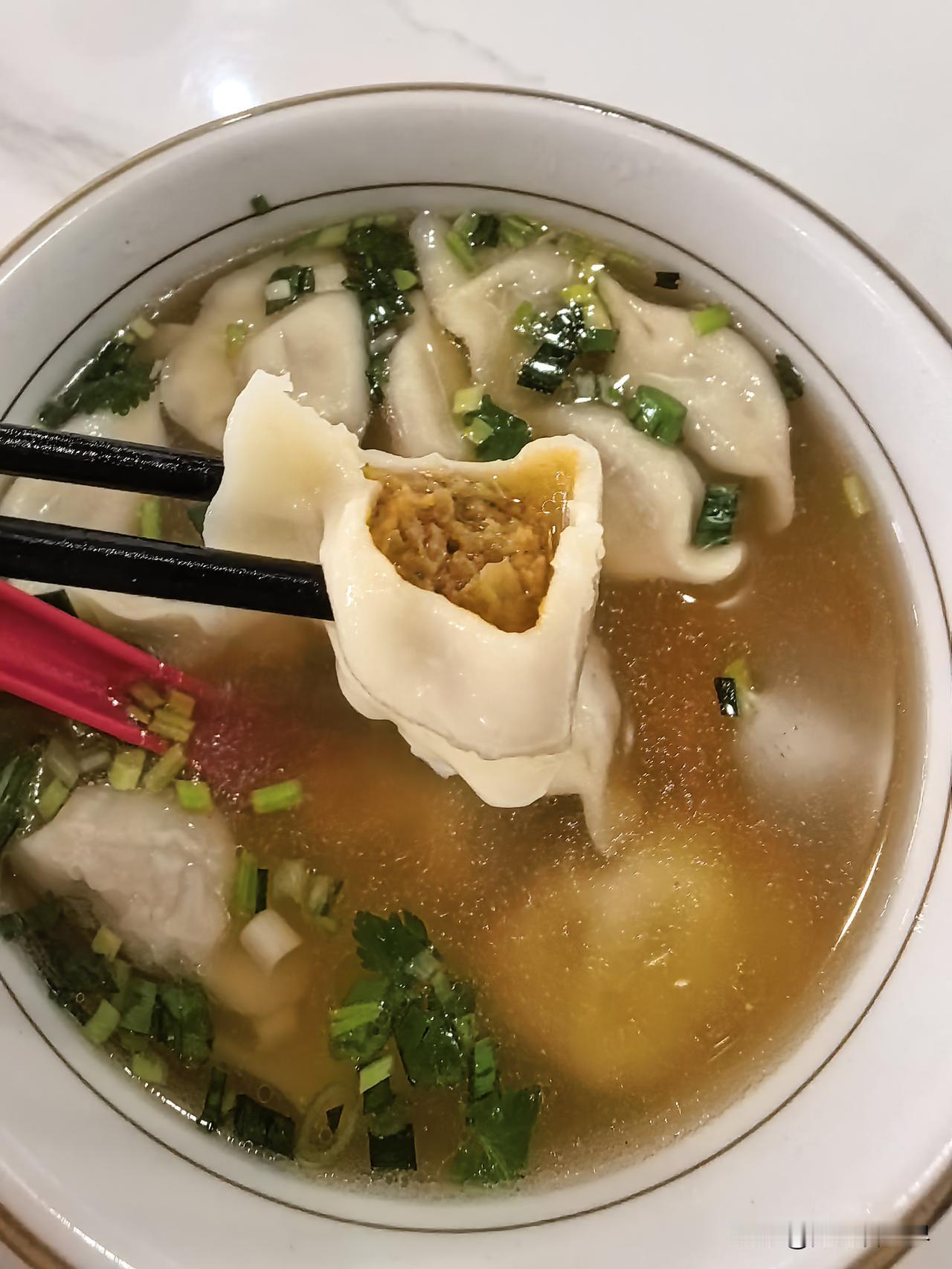 以前在海口兰州牛肉面馆都是吃面
没想到这家店的饺子也好吃
尤其是带汤的水饺
真是