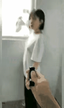 姑娘终究把鞋提了上来，为什么小伙子还这么绝情，不仅把口红折断了一截，而且最后还把