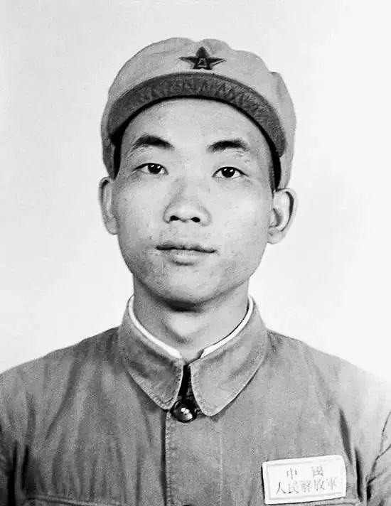 上甘岭阵地上，180多个美国兵如恶狼般扑来，而我方仅存一名新兵。他强抑惊慌，决然